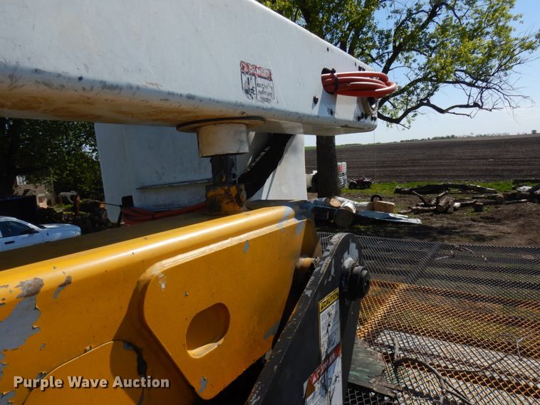 image for item IT9378 2001 International 4700  forestry bucket truck