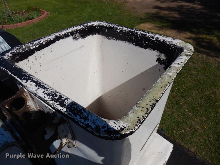 image for item IT9378 2001 International 4700  forestry bucket truck