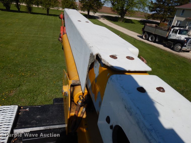 image for item IT9378 2001 International 4700  forestry bucket truck