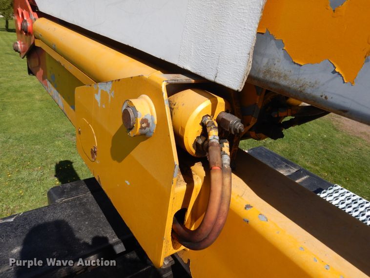 image for item IT9378 2001 International 4700  forestry bucket truck