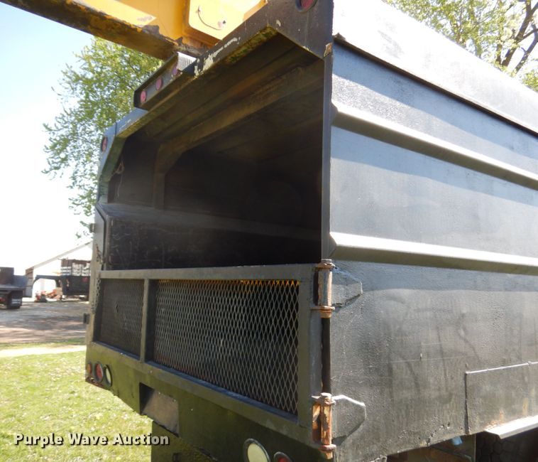 image for item IT9378 2001 International 4700  forestry bucket truck