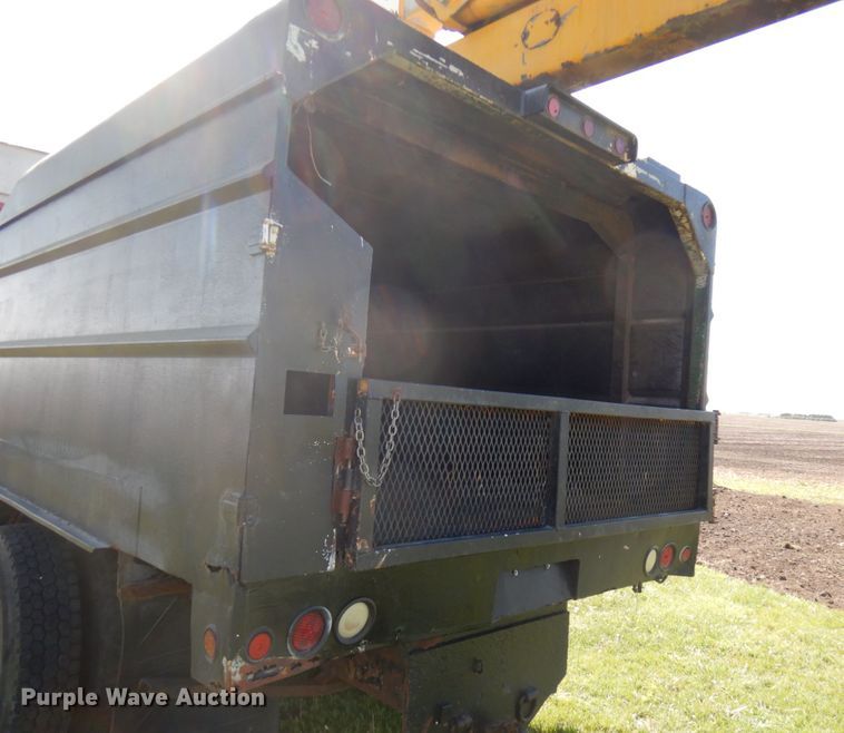 image for item IT9378 2001 International 4700  forestry bucket truck