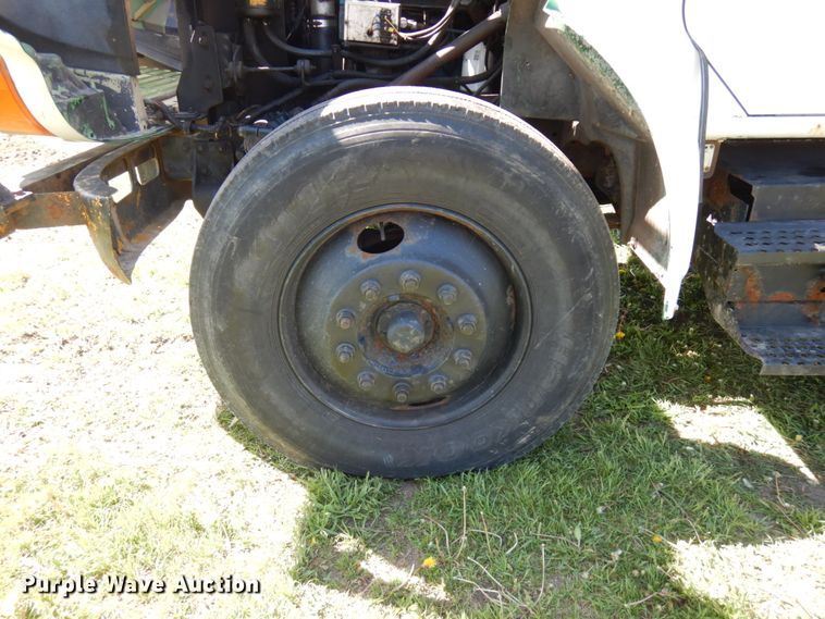 image for item IT9378 2001 International 4700  forestry bucket truck