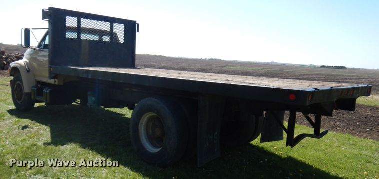 image for item IT9379 1998 Ford F800  dump flatbed truck