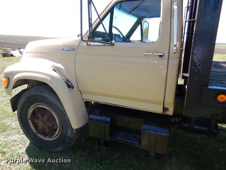 image for item IT9379 1998 Ford F800  dump flatbed truck