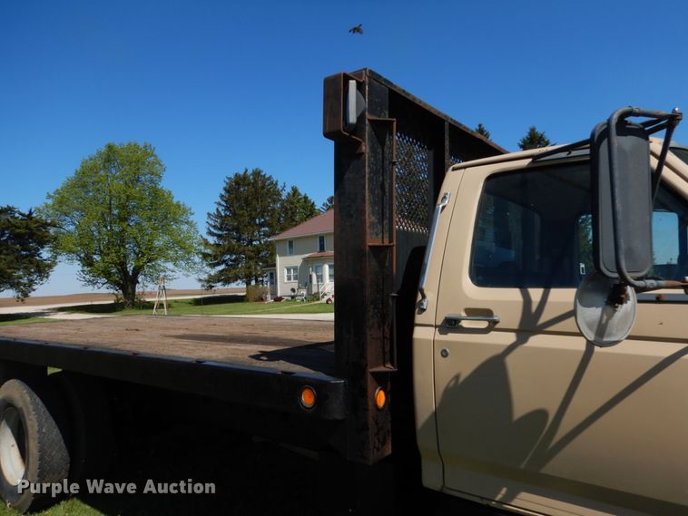 image for item IT9379 1998 Ford F800  dump flatbed truck