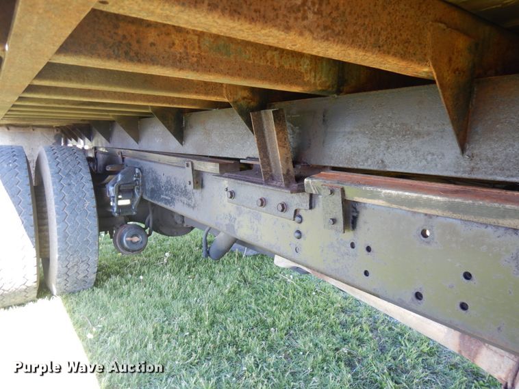 image for item IT9379 1998 Ford F800  dump flatbed truck