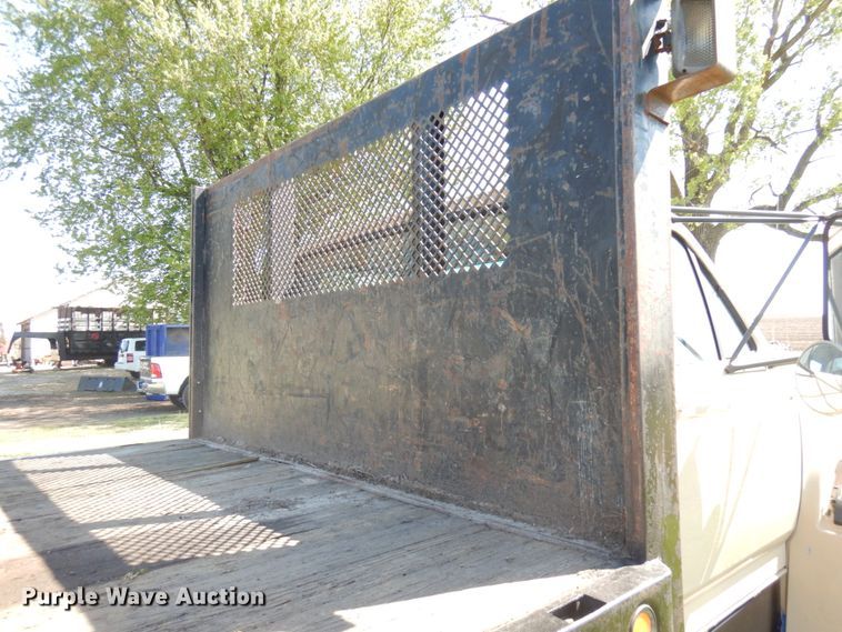 image for item IT9379 1998 Ford F800  dump flatbed truck