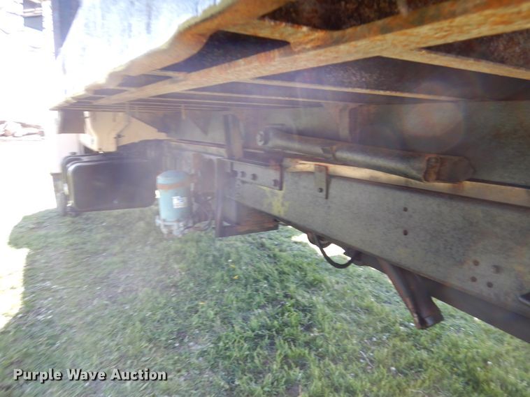 image for item IT9379 1998 Ford F800  dump flatbed truck