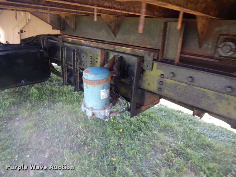 image for item IT9379 1998 Ford F800  dump flatbed truck