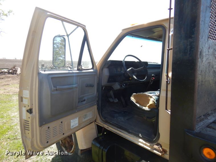 image for item IT9379 1998 Ford F800  dump flatbed truck