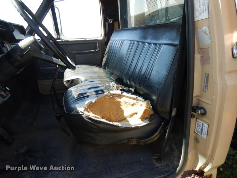 image for item IT9379 1998 Ford F800  dump flatbed truck