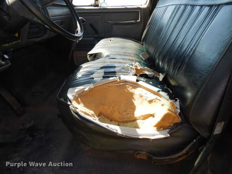 image for item IT9379 1998 Ford F800  dump flatbed truck