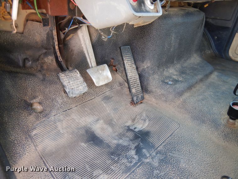 image for item IT9379 1998 Ford F800  dump flatbed truck