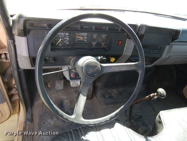 image for item IT9379 1998 Ford F800  dump flatbed truck