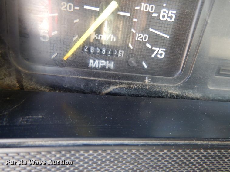 image for item IT9379 1998 Ford F800  dump flatbed truck