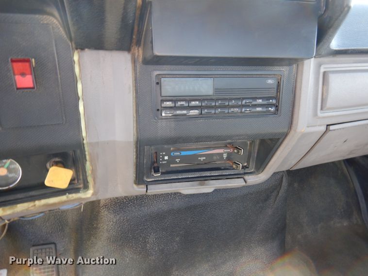 image for item IT9379 1998 Ford F800  dump flatbed truck