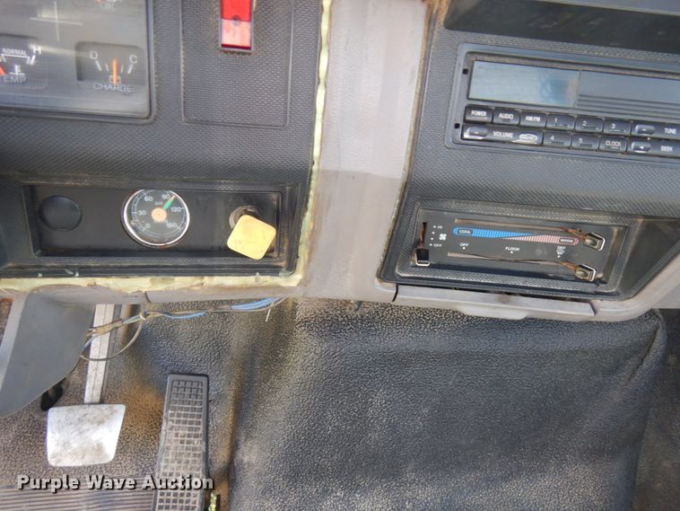 image for item IT9379 1998 Ford F800  dump flatbed truck