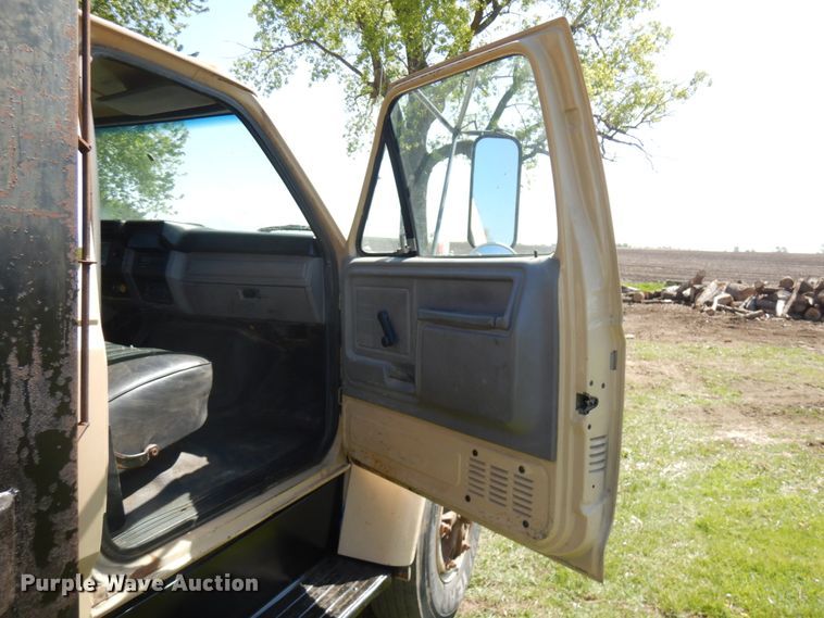 image for item IT9379 1998 Ford F800  dump flatbed truck