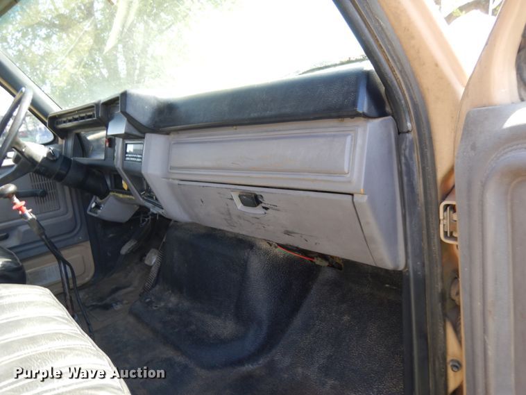 image for item IT9379 1998 Ford F800  dump flatbed truck