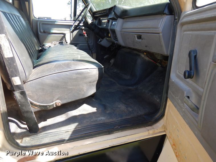 image for item IT9379 1998 Ford F800  dump flatbed truck