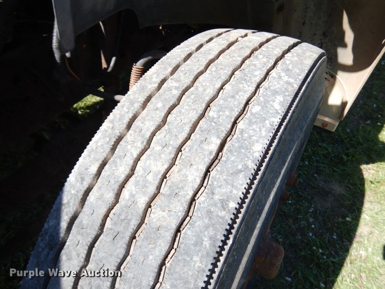 image for item IT9379 1998 Ford F800  dump flatbed truck