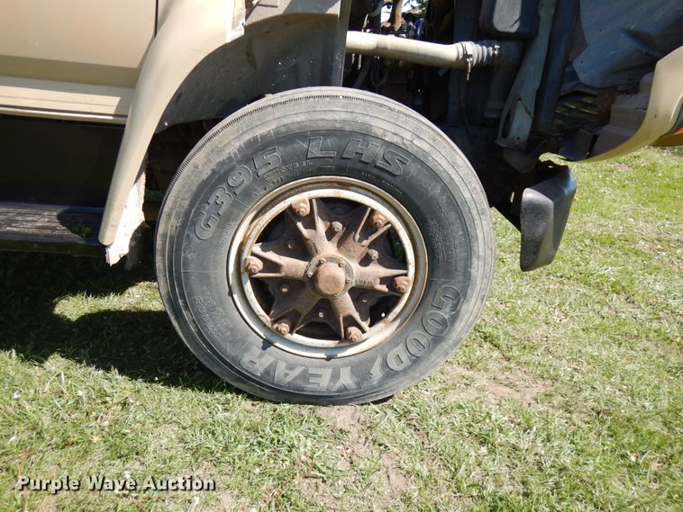 image for item IT9379 1998 Ford F800  dump flatbed truck