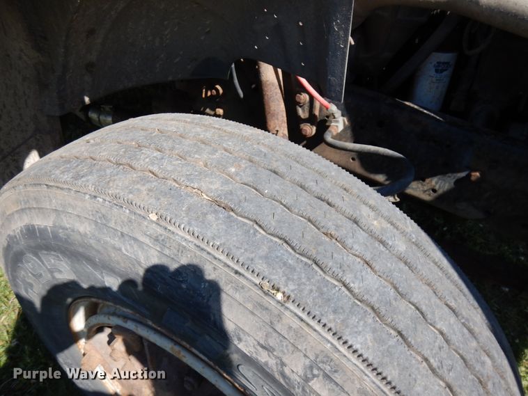 image for item IT9379 1998 Ford F800  dump flatbed truck