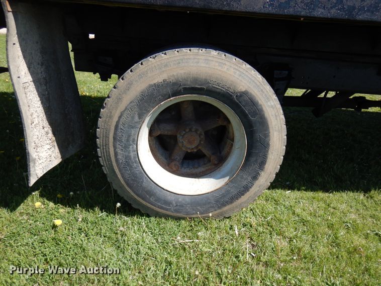 image for item IT9379 1998 Ford F800  dump flatbed truck