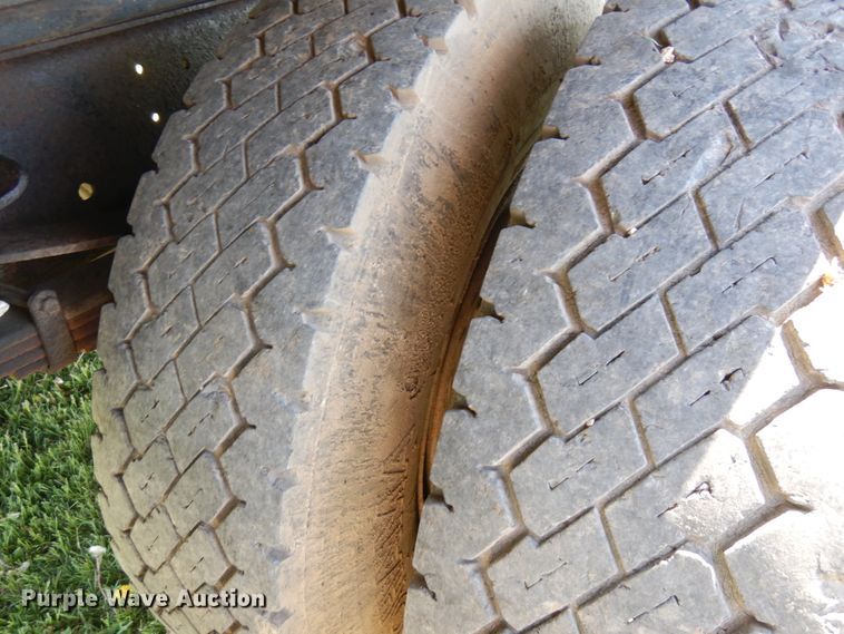 image for item IT9379 1998 Ford F800  dump flatbed truck