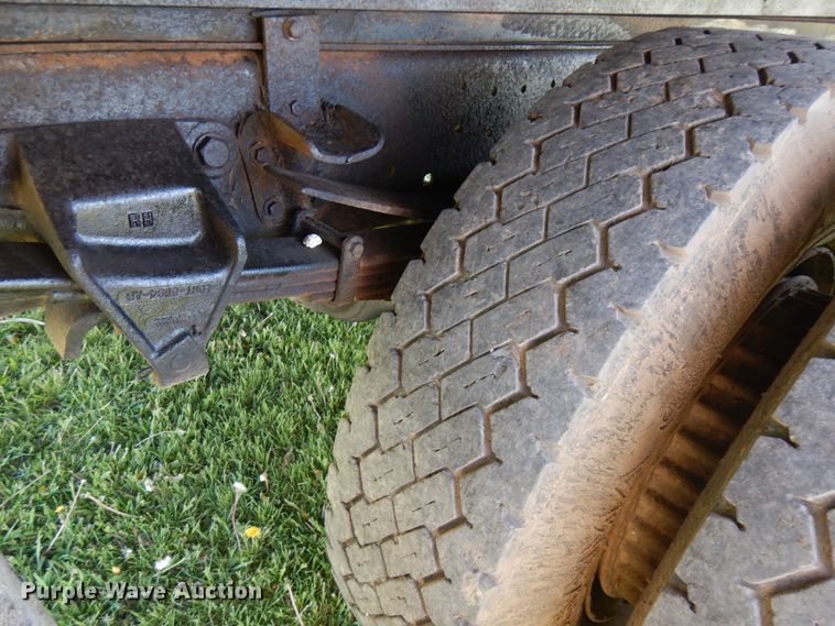 image for item IT9379 1998 Ford F800  dump flatbed truck