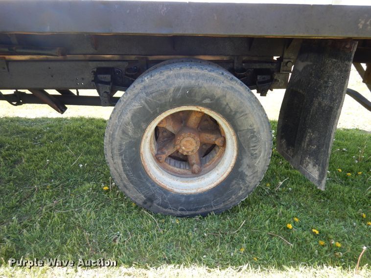 image for item IT9379 1998 Ford F800  dump flatbed truck