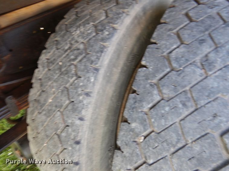 image for item IT9379 1998 Ford F800  dump flatbed truck