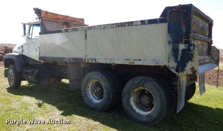 image for item IT9381 1985 Ford L8000  dump truck