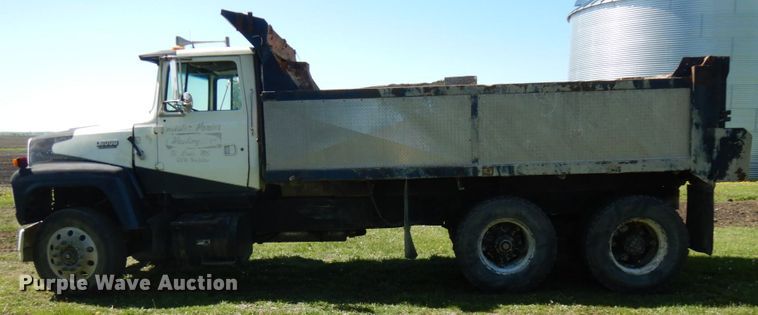 image for item IT9381 1985 Ford L8000  dump truck