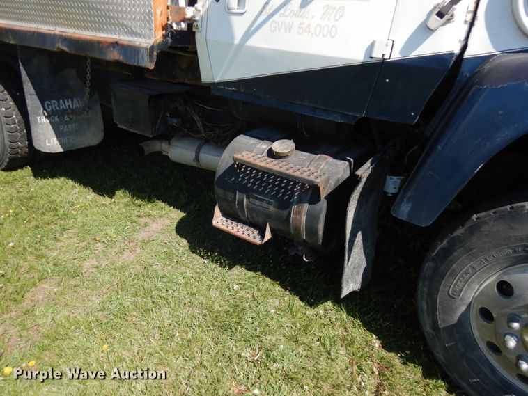 image for item IT9381 1985 Ford L8000  dump truck