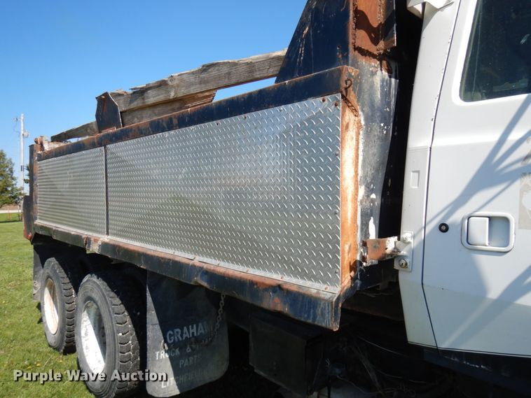 image for item IT9381 1985 Ford L8000  dump truck