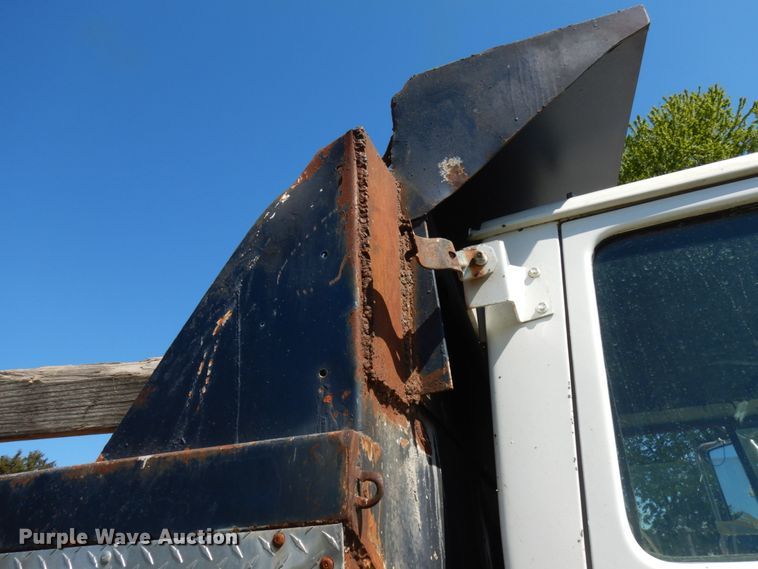 image for item IT9381 1985 Ford L8000  dump truck