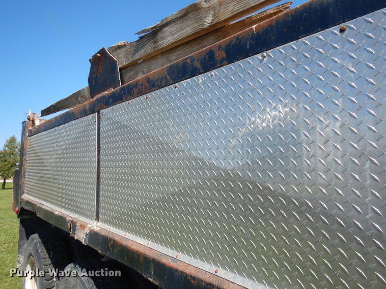 image for item IT9381 1985 Ford L8000  dump truck