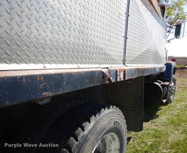 image for item IT9381 1985 Ford L8000  dump truck