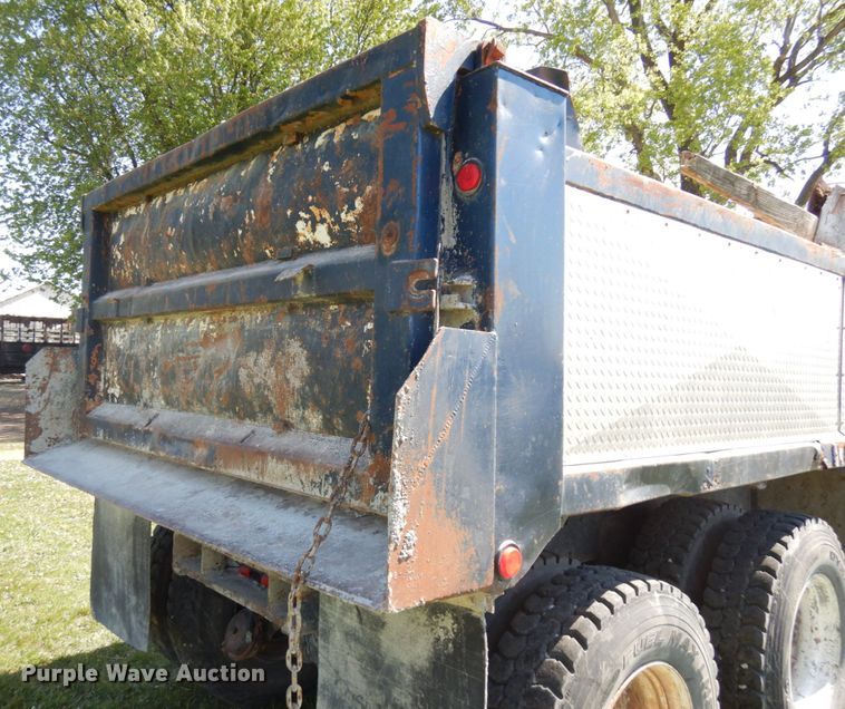 image for item IT9381 1985 Ford L8000  dump truck