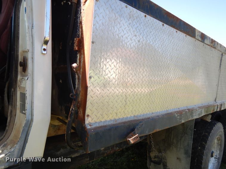 image for item IT9381 1985 Ford L8000  dump truck