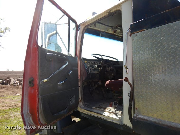 image for item IT9381 1985 Ford L8000  dump truck