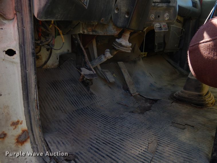 image for item IT9381 1985 Ford L8000  dump truck