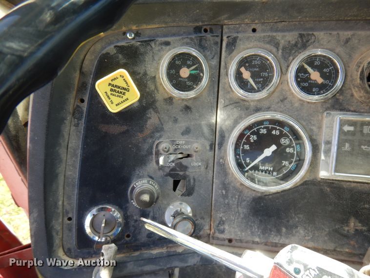 image for item IT9381 1985 Ford L8000  dump truck