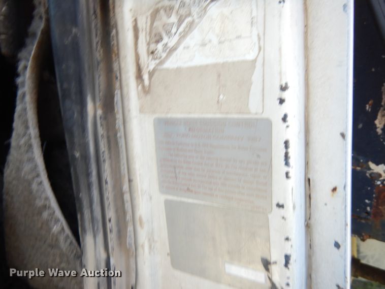 image for item IT9381 1985 Ford L8000  dump truck