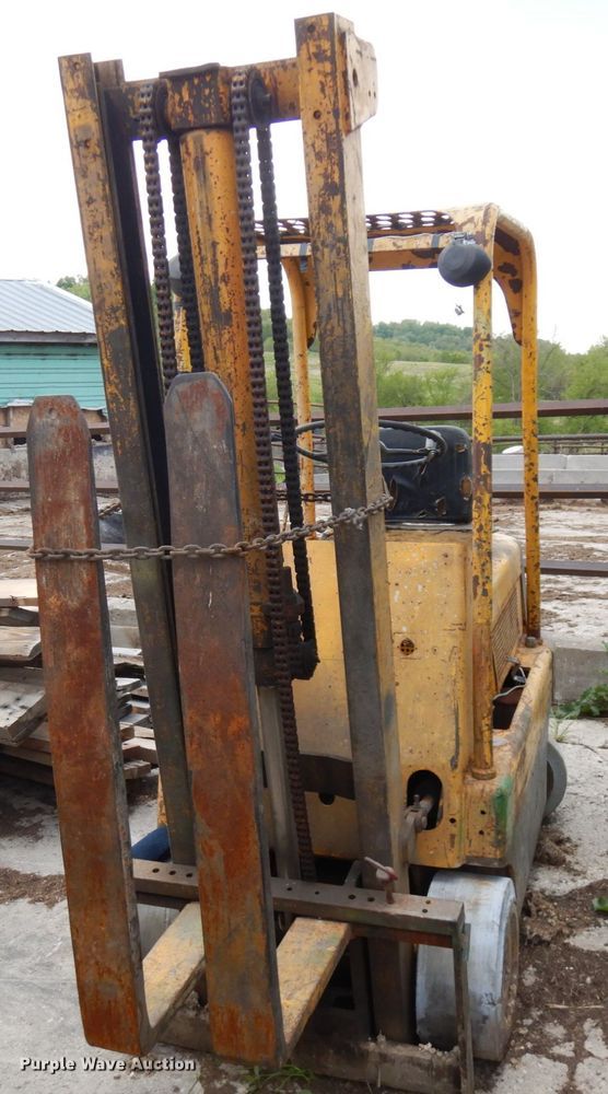 image for item IT9383 Hyster S40B  forklift