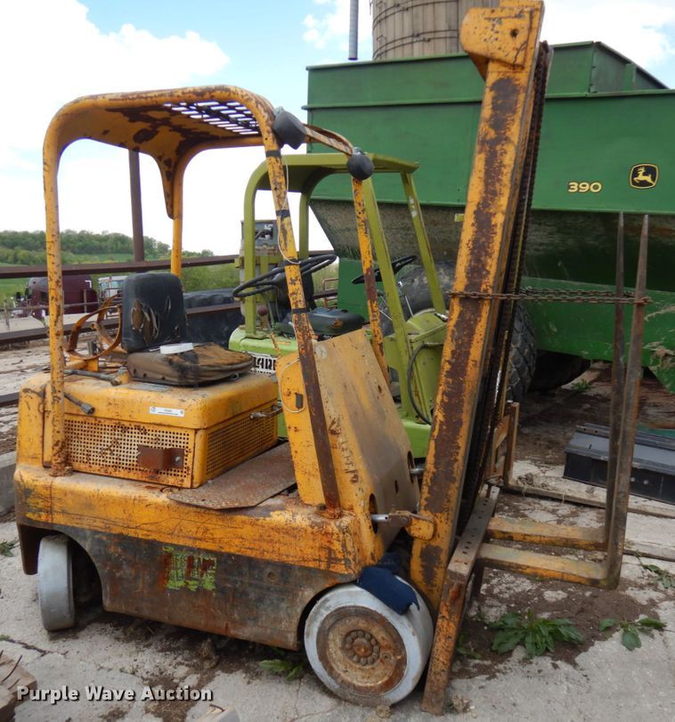 image for item IT9383 Hyster S40B  forklift