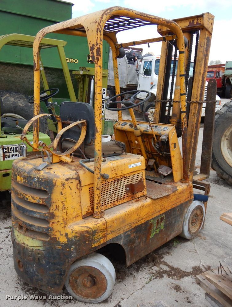 image for item IT9383 Hyster S40B  forklift