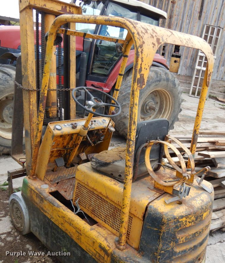 image for item IT9383 Hyster S40B  forklift